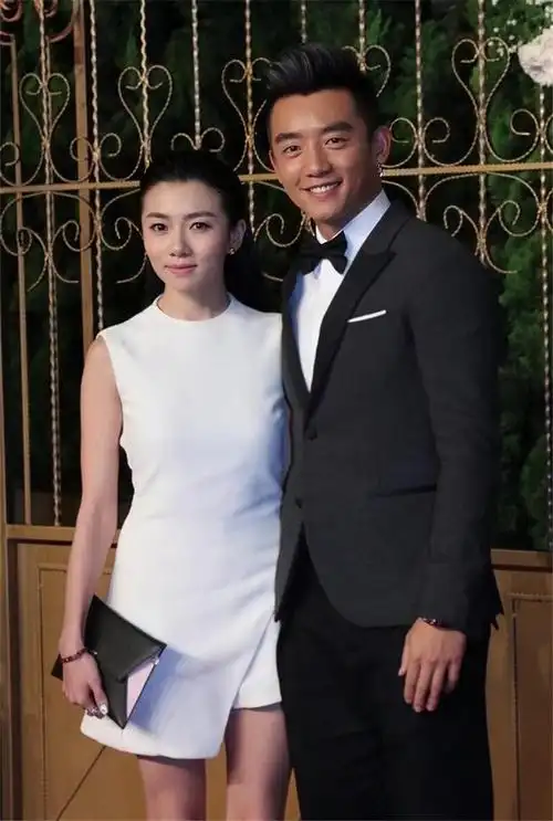 郑恺与程晓玥分手5年:他儿女双全家庭幸福,她官宣怀孕恩爱甜蜜