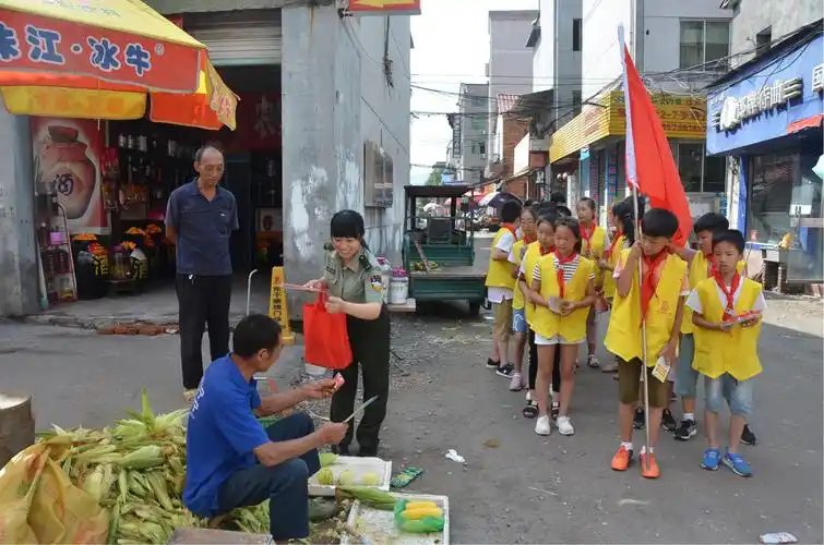 武义消防携手泉溪小学校外消防宣传活动,小学生走上街头争当"小小消防