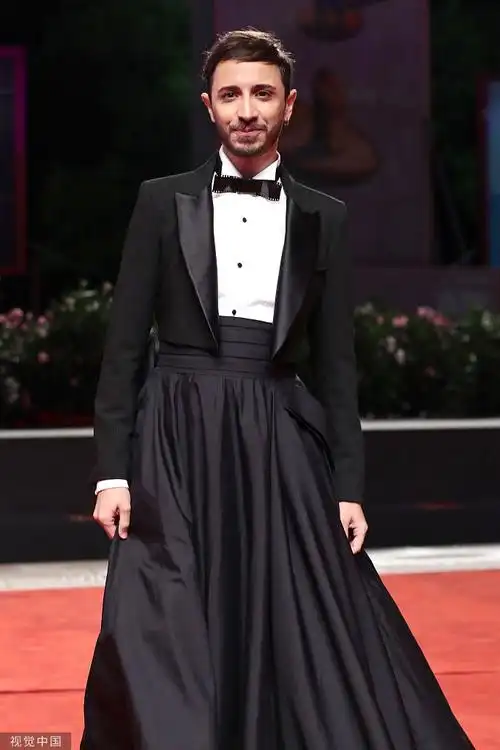 人惊喜的男明星穿搭,估计是这位演员,男演员osvaldo supino穿裙子抢镜