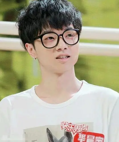 戴上眼镜的华晨宇看起来还是很呆萌的. 编辑:刘丽雅联系记者