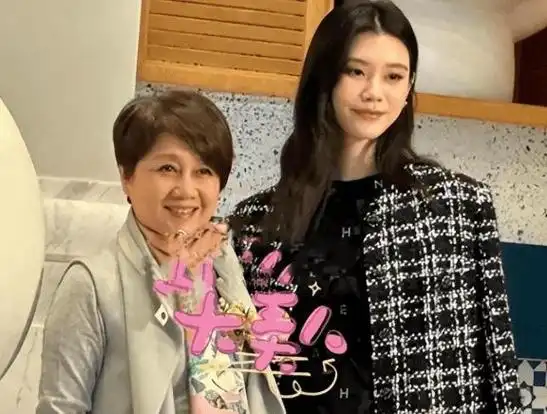 其父母以豪气闻名,更别提他的祖父母是维他奶的创始人