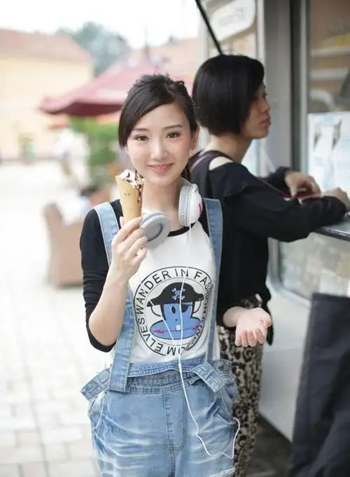 在看到毛晓彤的这张照片时,我真的是惊呆了,她只是剪了摩卡波波头整个