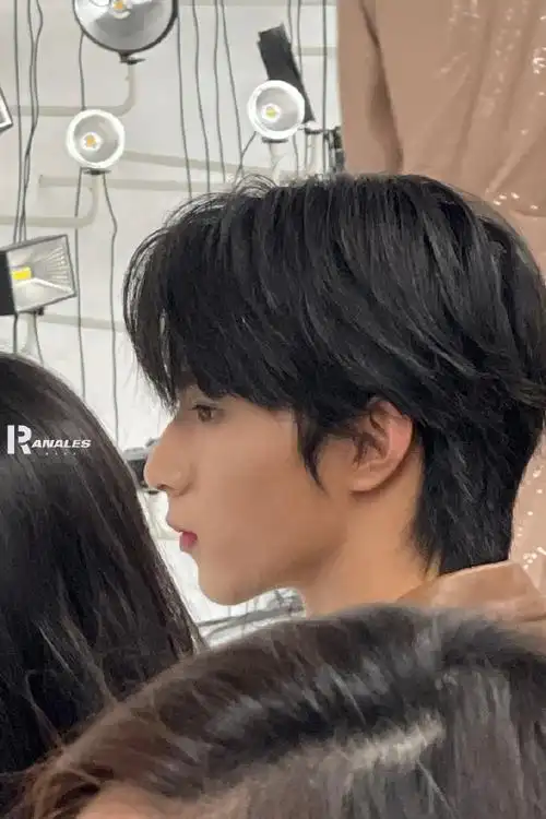 刘耀文晒侧脸照