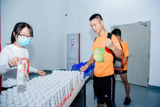 2021年深圳前海世茂大厦首届云端垂直马拉松公开赛鸣枪开跑