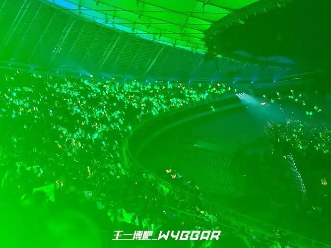 湖南晚会王一博的灯牌太牛了全场满绿