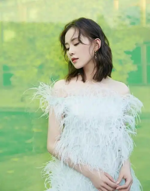 刘诗诗也太美了吧露肩羽毛连衣裙亮相摩卡波波头美得明艳闪耀