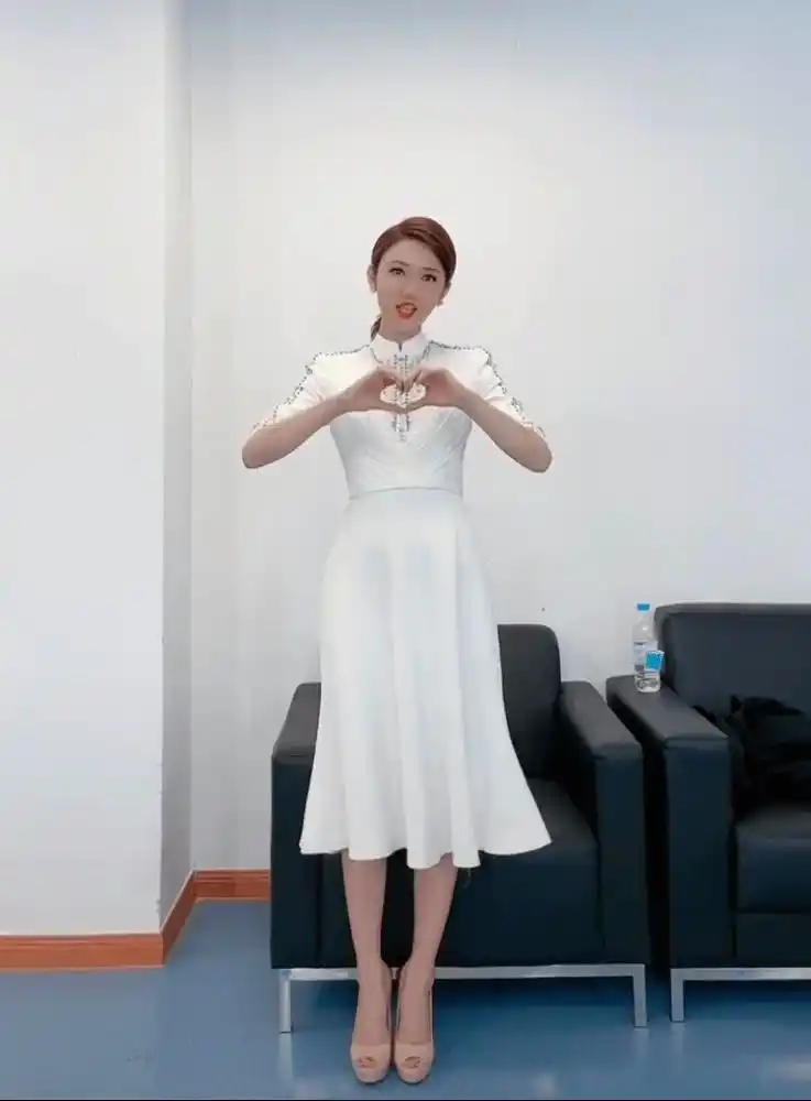 央视主持人龙洋穿白裙跳舞扭动身姿秀精致小蛮腰