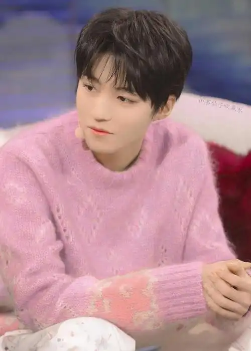 王俊凯周杰伦合作电影,王俊凯赛车手造型很帅!