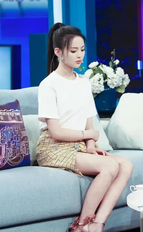 节目结束后热度一直居高不下的杨超越终于低调了很久,但王源抽烟的