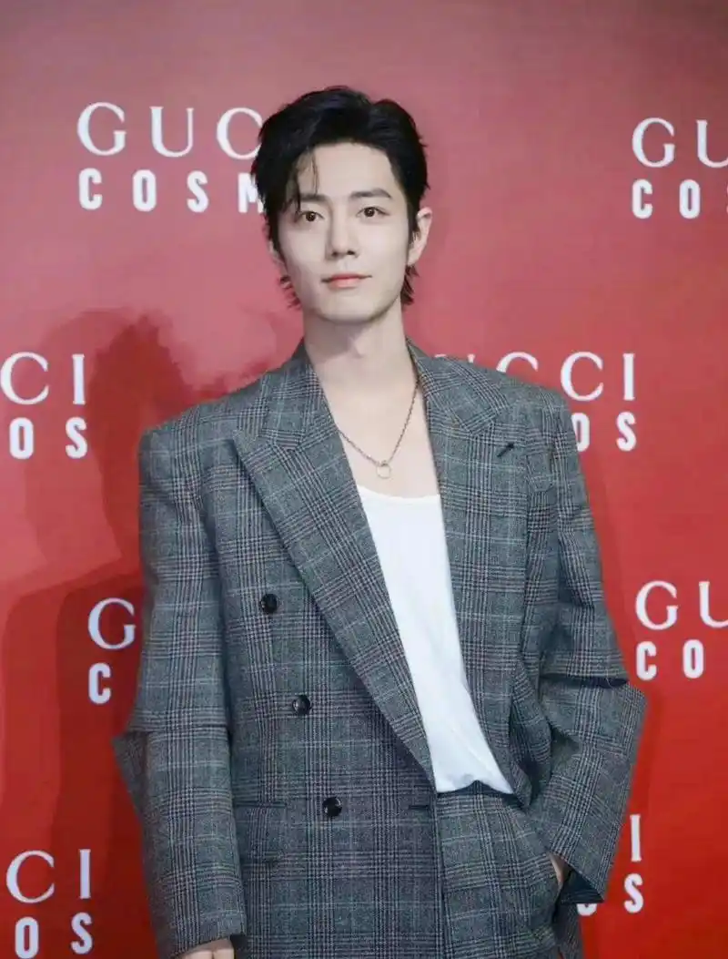 看上半身,肖战的这一身穿搭还是比较满意的!看看上半身,很满足!