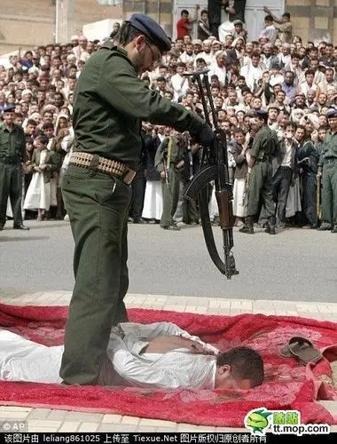 也门鸡奸犯当众被爆头!你让天朝情何以堪!