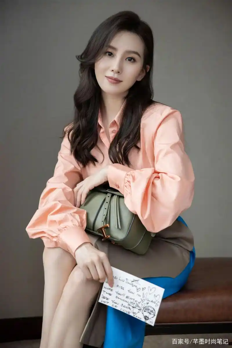 刘诗诗才是"职场精英"御姐风,大波浪配皮粉色衬衣,高级又性感