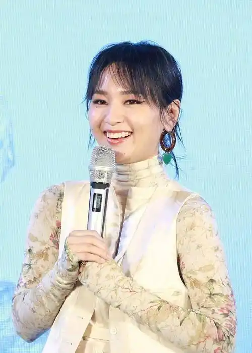 周笔畅变化好大啊,穿的服装虽然是裤子,但是女人味十足_效果_展示出