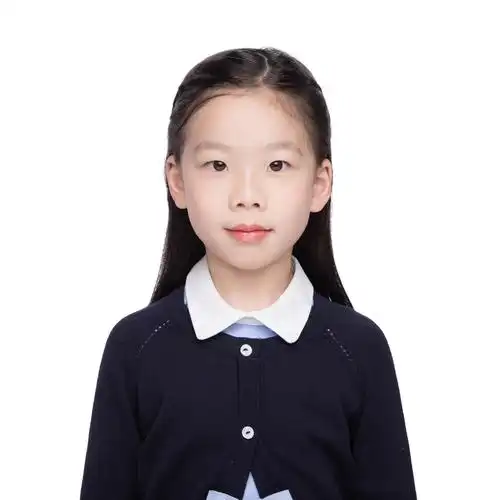 四月份,幼升小网上报名开始,妈妈陪小葵到《天真蓝》拍了一张报名照.