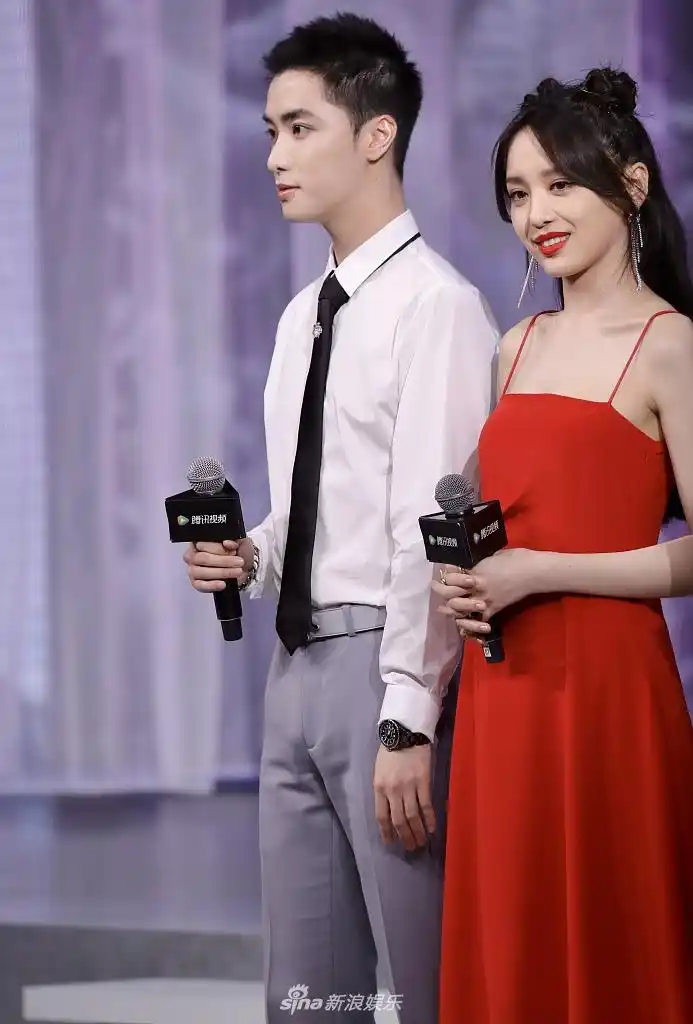 组图:周冬雨爆料许凯吻戏笑场 二人现场互动超有爱cp感拉满