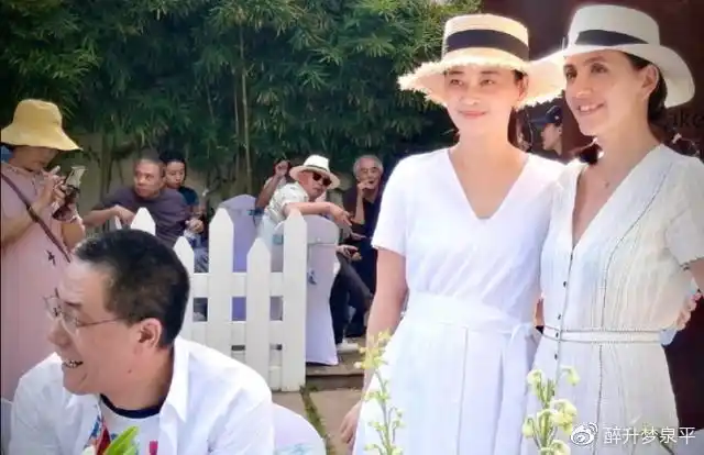 梅婷素颜同框刘烨妻子两人都穿着白色长裙戴同款帽子