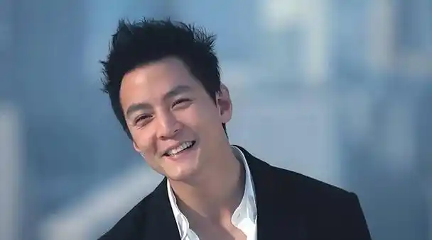 大背头花衬衫,48岁吴彦祖撞脸吴镇宇?发际线失守,男神也扛不住