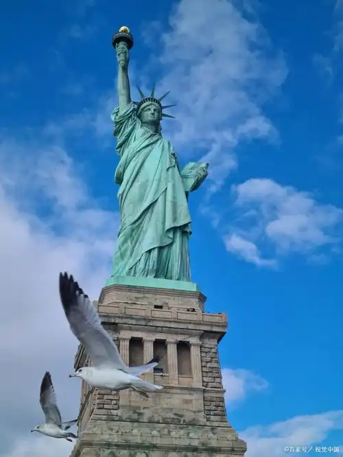 自由女神像坐落在美国纽约市的自由岛上,是美国的重要标志之一.