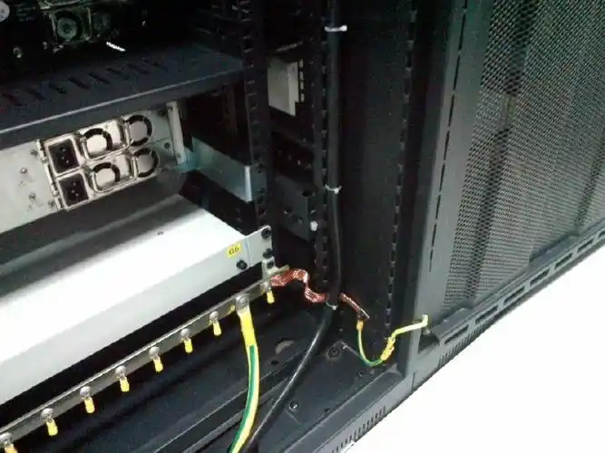 现在有个网络机房,在5层,需要做防雷接地,机柜是20个,分3排排列,下