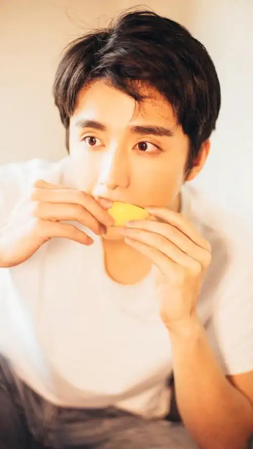 简介:张新成青春洋溢治愈生活照图片,分享一组张新成图片给大家,图中