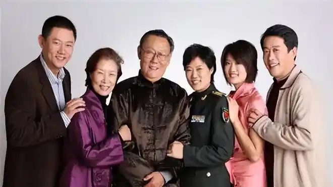 吕中:嫁同学恩爱一生,今儿子儿媳是她的骄傲,女儿是国人的骄傲|何琳