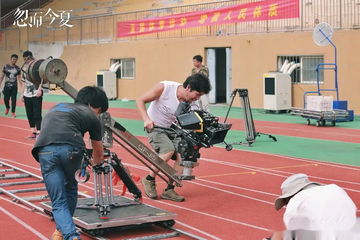 忽而今夏 今日立秋,来一波儿《忽而今夏》剧组工作照,致敬这个夏天最