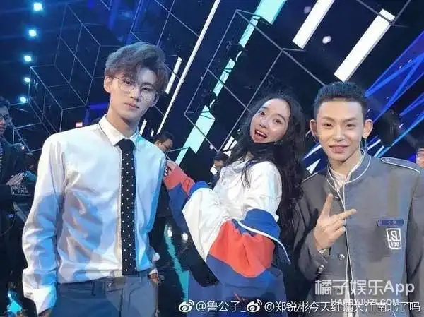 图一的未打码完整版照片是酱婶儿的▽当时郑锐彬疑似送了鲁芳岐《偶像