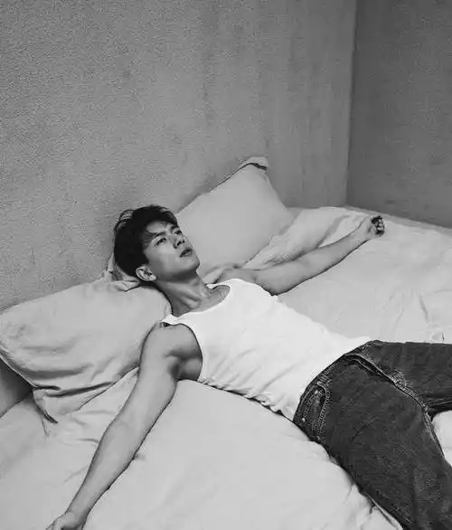 李现,邓伦两人都因和杨紫搭档后,爆火.