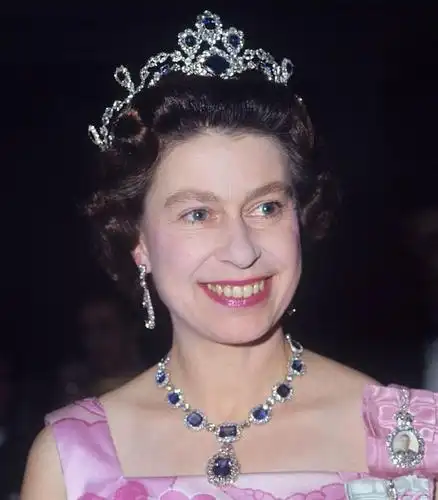 点击就看英国女王伊丽莎白二世的绝美王冠