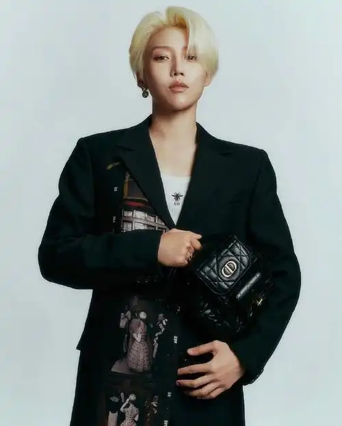 刘雨昕金发造型出镜dior caro宣传新片 好酷