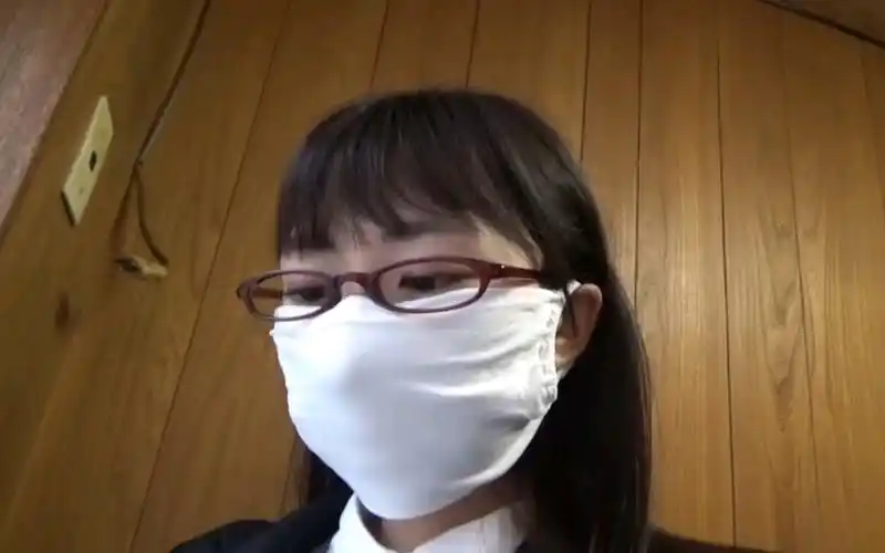 口罩蒙面美女准备换装行动