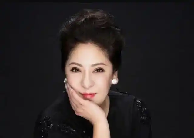 向太陈岚年轻时又美又飒,做事果敢仗义,还帮老公养前妻