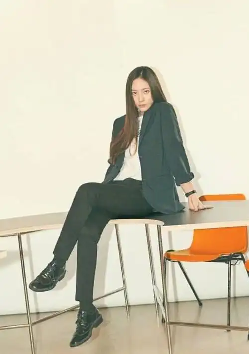 郑秀晶拍杂志演绎早春穿搭牛仔裤的花式搭配休闲又时尚超赞