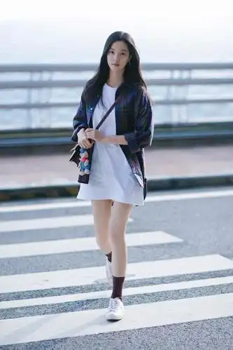 10岁就被导演看中的她,17岁签约杨幂公司,穿斜肩轻纱裙优雅甜美