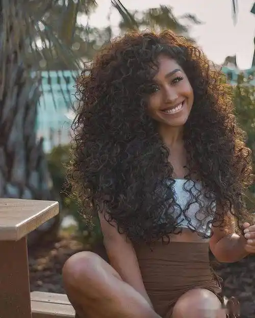 全头螺丝烫的设计在长发上展现出迷人的波浪曲线,仿佛置身于20世纪初