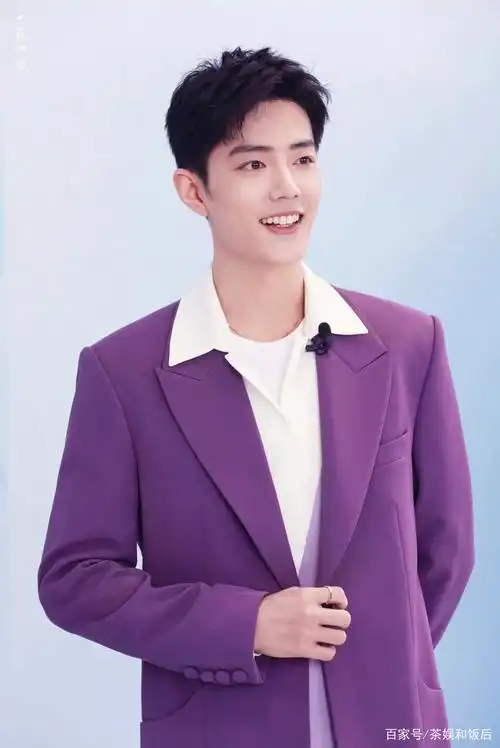 像这种直播间,一般是不会开美颜的,在这种无滤镜下的肖战,穿紫色真的