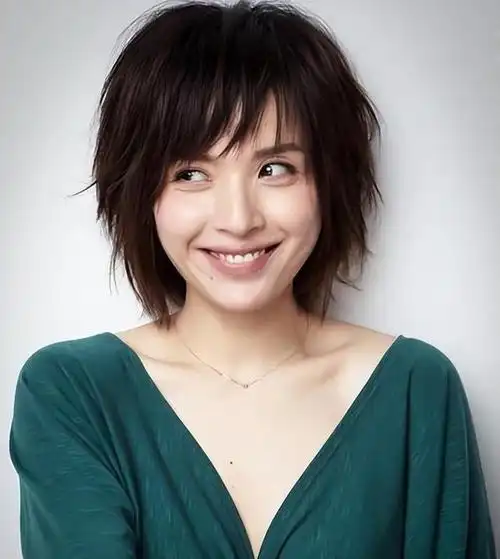 回顾靳东:与离过婚的江珊同居5年,为何又转身娶了二婚的李佳