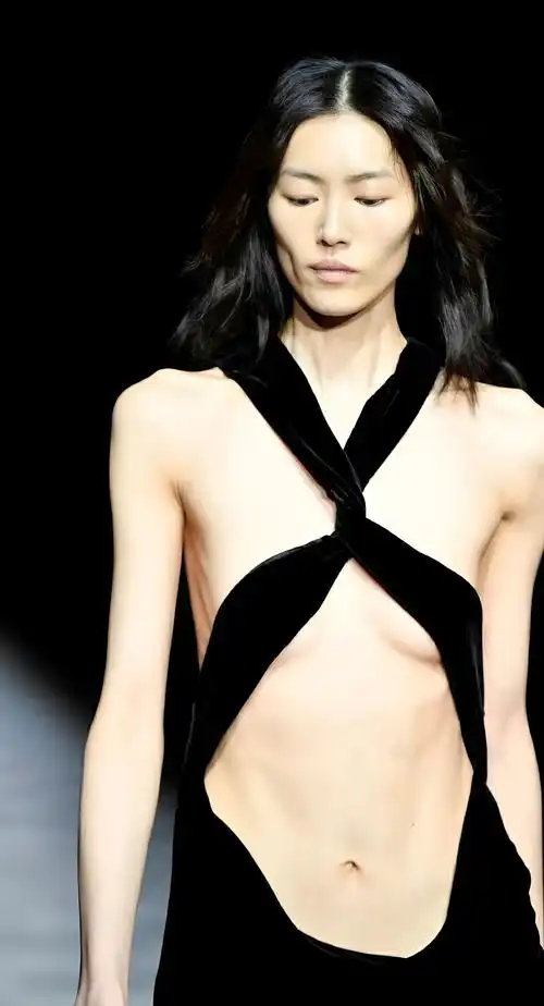 刘雯|刘雯走秀身形太过消瘦惹争议,回应是因拔过智齿