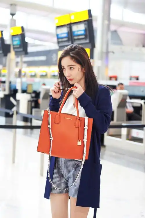 杨幂机场穿搭女王的地位牢固这些私服你也可以穿