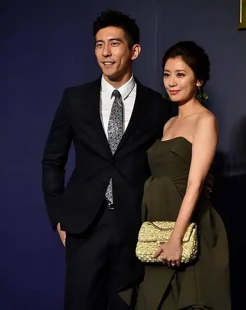 在法官审理过程中庭内几度传出"黄磊"的名字当年黄磊跟贾静雯合作电视