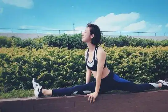 张俪轻松get高难度空中瑜伽暴露瑜伽功底