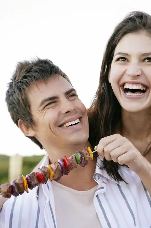 享受美食的情侣