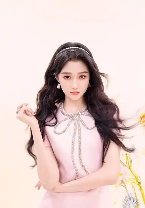 关晓彤剪短发化身知性贵妇穿抹胸蓝裙拍海岛写真满屏的大长腿