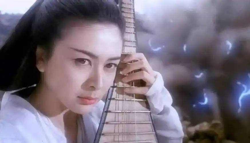 58岁关之琳近况曝光,与吕良伟聚会跳舞,网友说她和蔡明越来越像