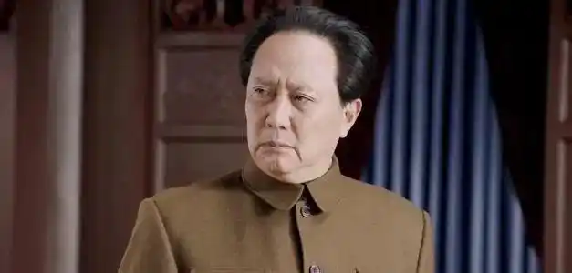 69岁唐国强近况曝光现身东北挖人参打扮低调还俯身帮人擦汗