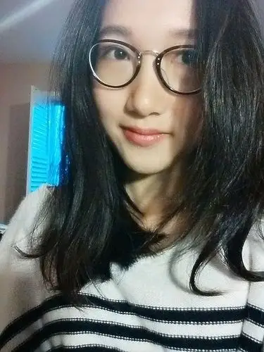 晒眼镜〕 就是眼镜娘