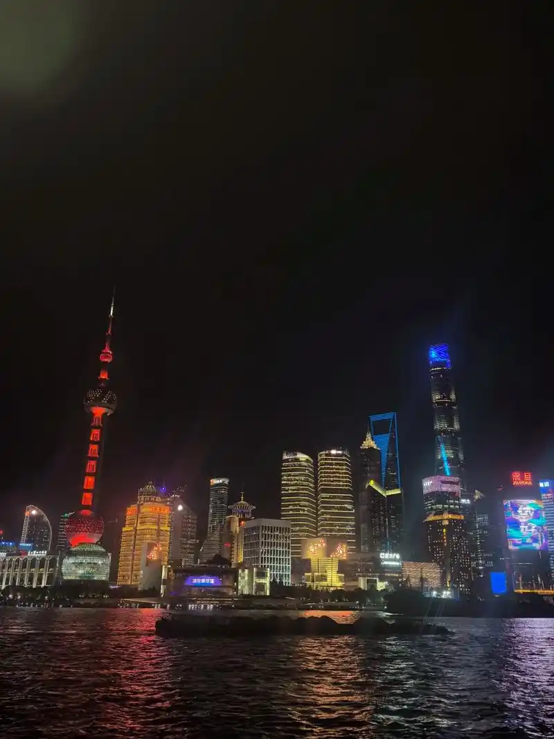 那一年盛夏我拖着行李箱远赴两千公里去他的城市工作生活,而今七 - 抖