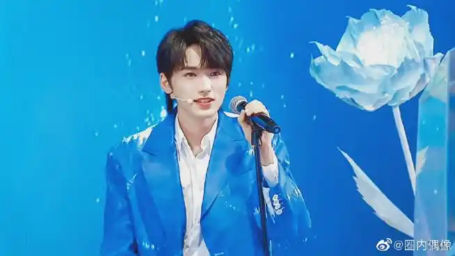 宋亚轩蓝色西装造型随拍