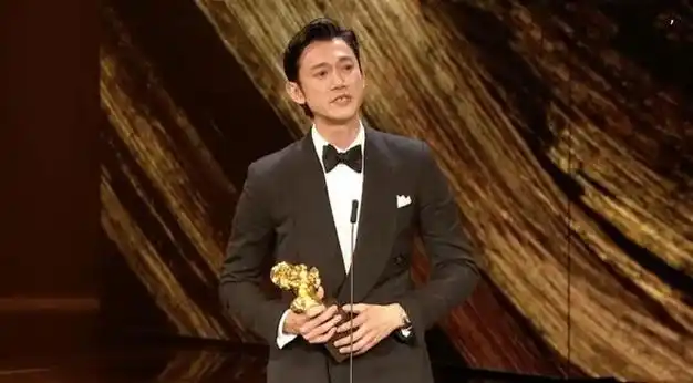 表演中给他帮助的48岁已故导演陈慧翎,女友邵雨薇在台下为其温柔鼓掌