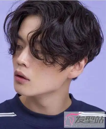 男生波浪卷发型 时尚灵动潮男必备